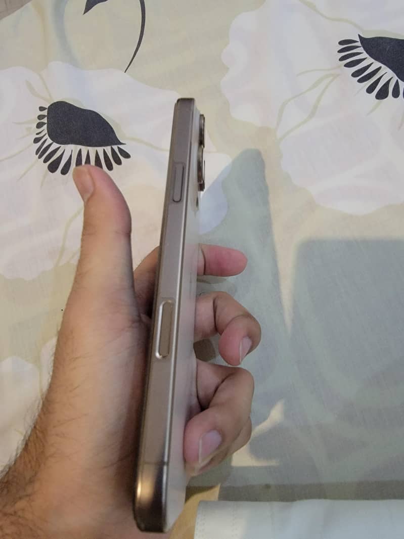 Apple iPhone 16 Pro Max 4