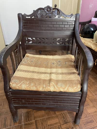 Sofa 2 seater sath meinn 2 chairs