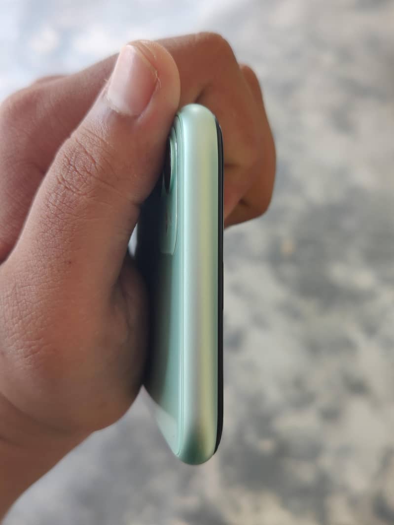 Apple iPhone 11 4
