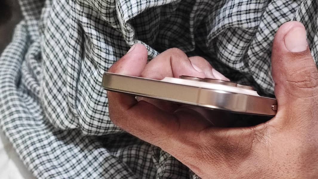 Apple iPhone 16 Pro Max 2