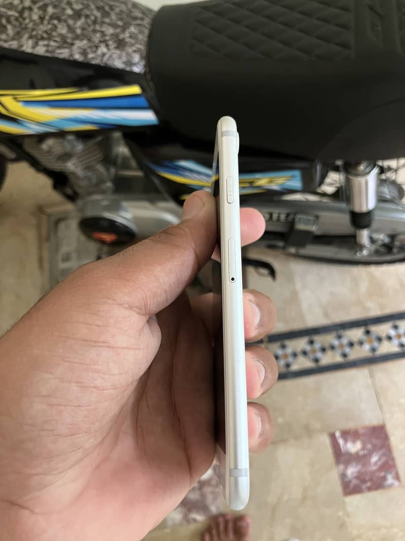 Apple iPhone 7 3