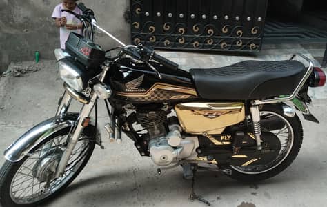Honda CG 125 Gold Edition Bike For Sale.