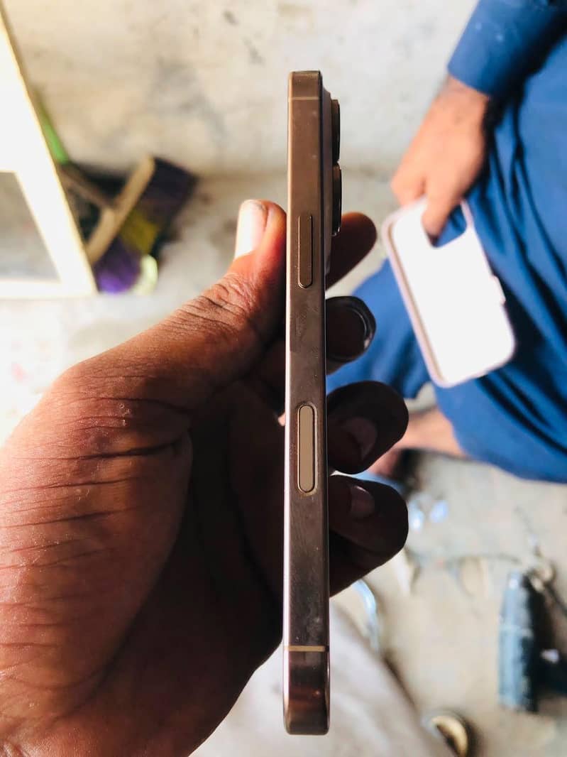 Apple iPhone 16 Pro 1