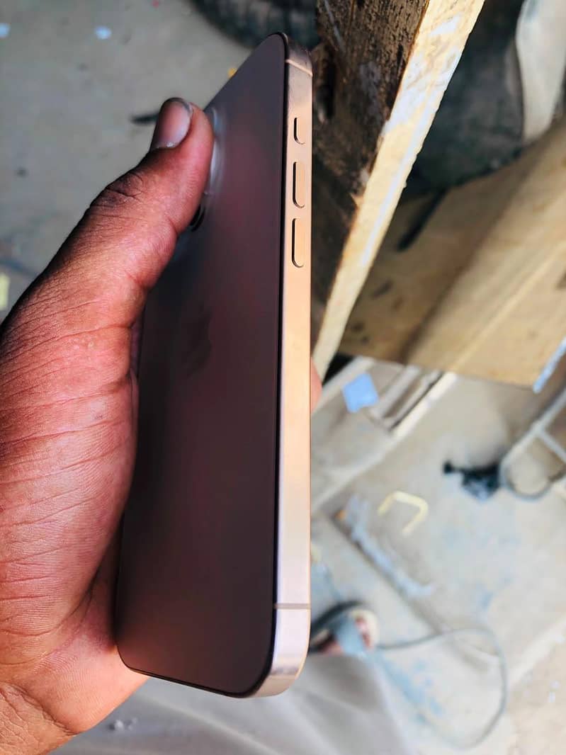 Apple iPhone 16 Pro 3