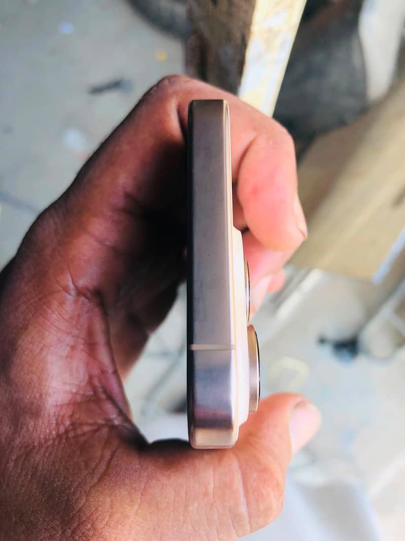 Apple iPhone 16 Pro 4