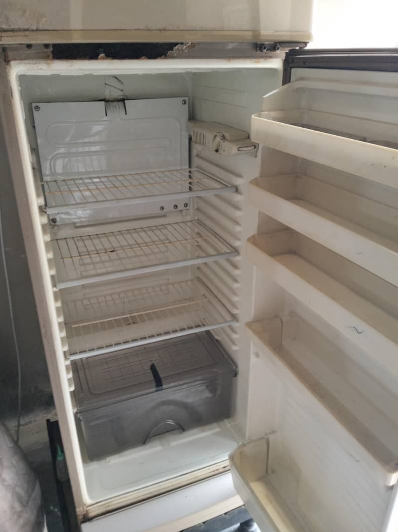 : Dawlance Medium Size Refrigerator – Good Condition 1