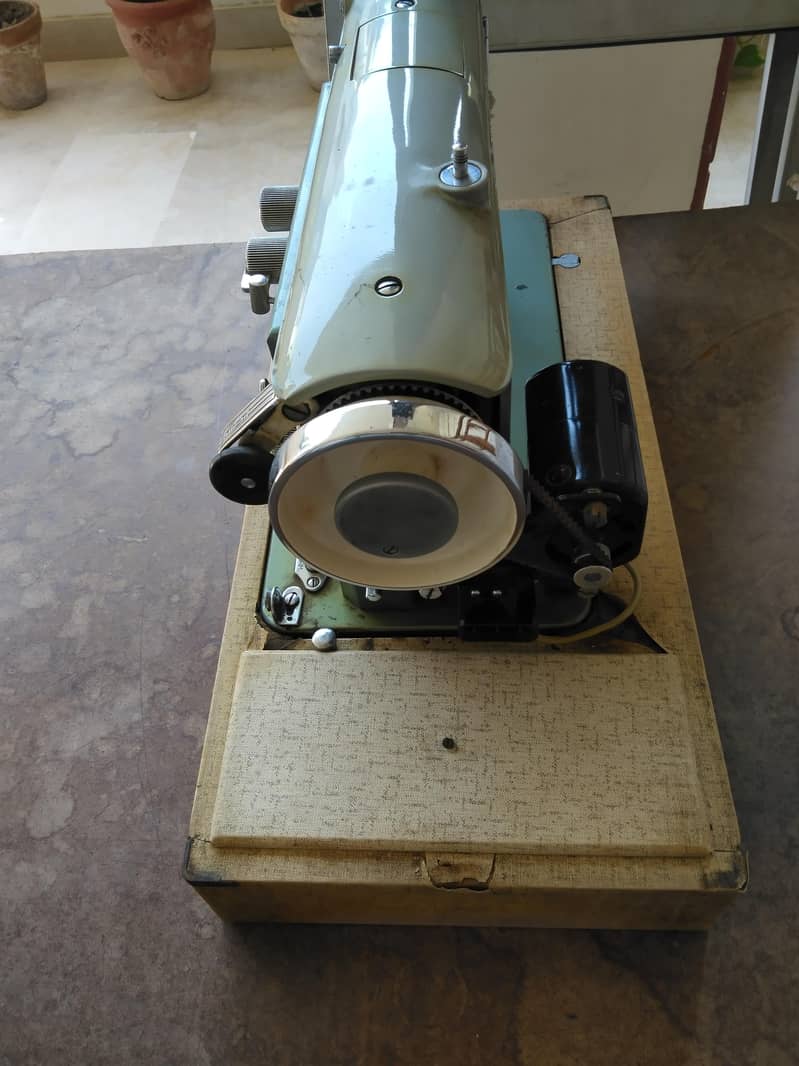 sewing machine new condition 3