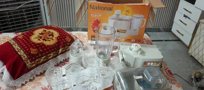 Juicer, Blender mixer with 6 cups new use nhi hy