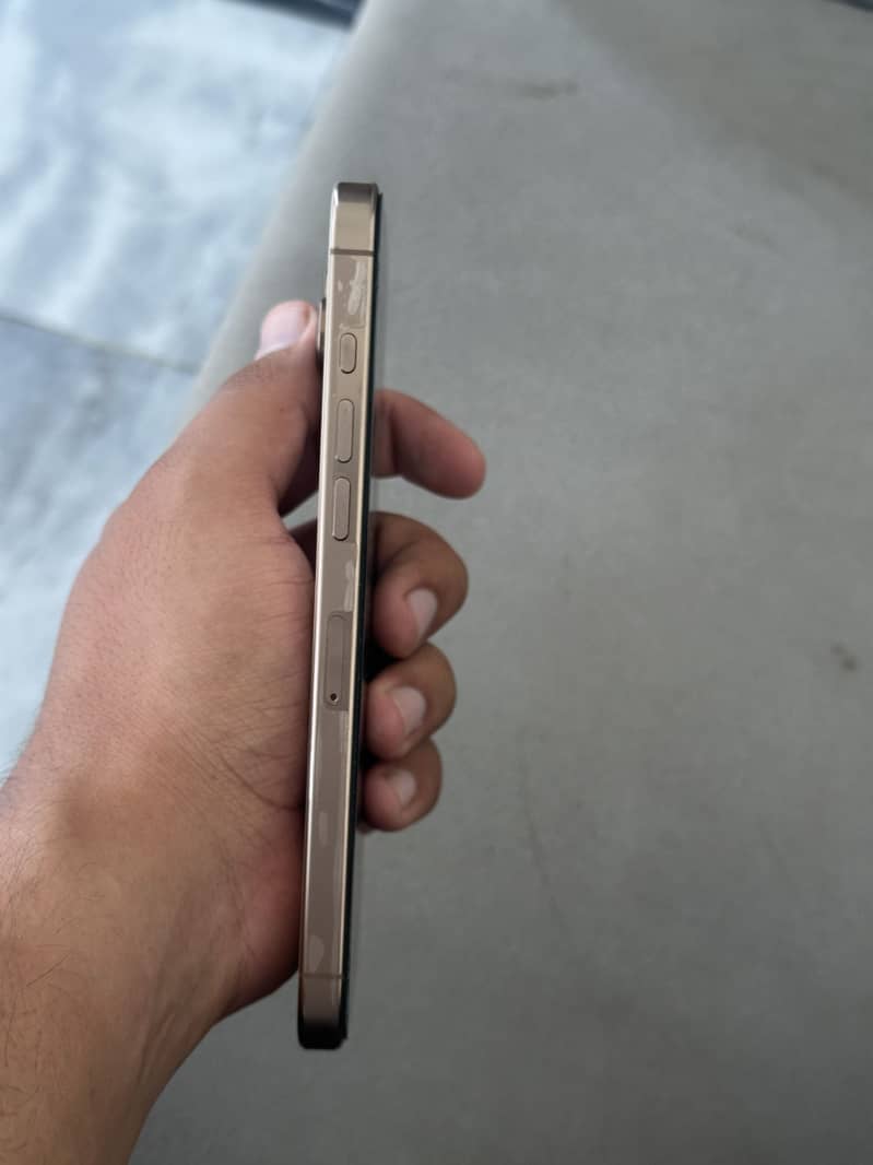 Apple iPhone 16 Pro Max 3