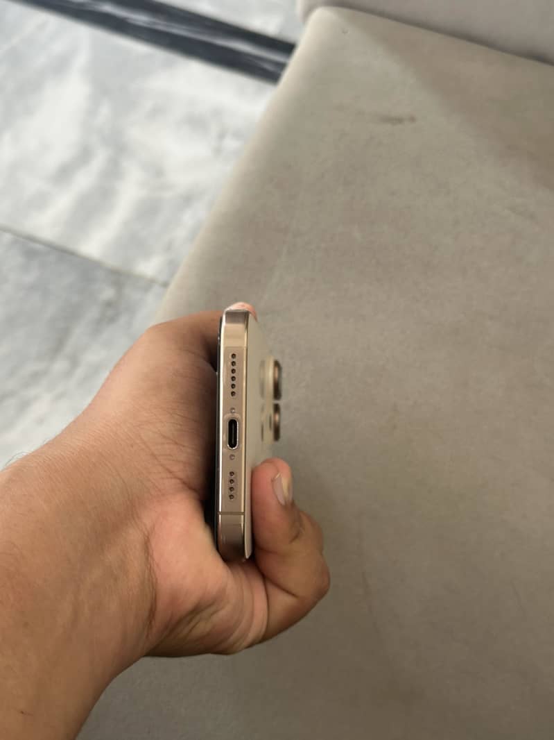 Apple iPhone 16 Pro Max 4