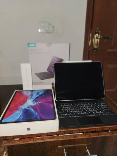 iPad Pro 12.9 Inch (2020) 128GB Silver + Pencil 2 + ESR Keyboard Case