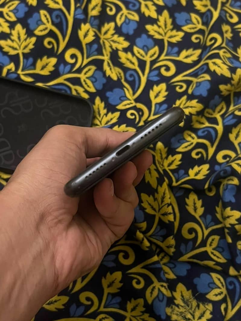 Apple iPhone 11 3
