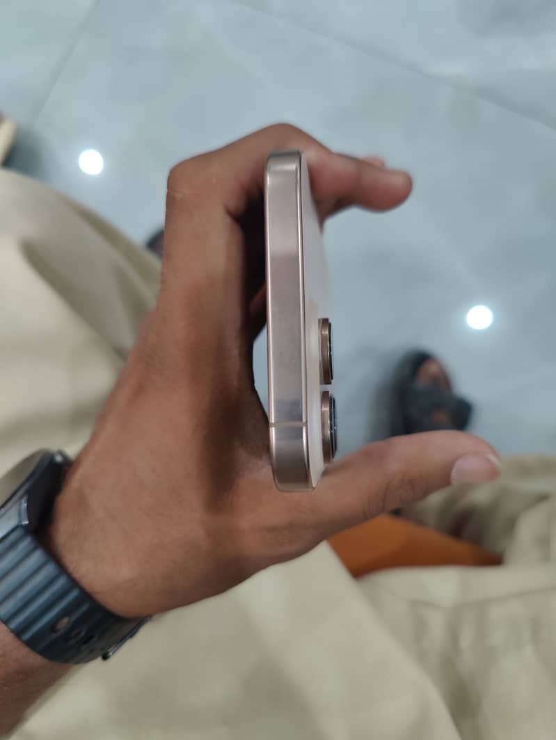 Apple iPhone 16 Pro Max 2