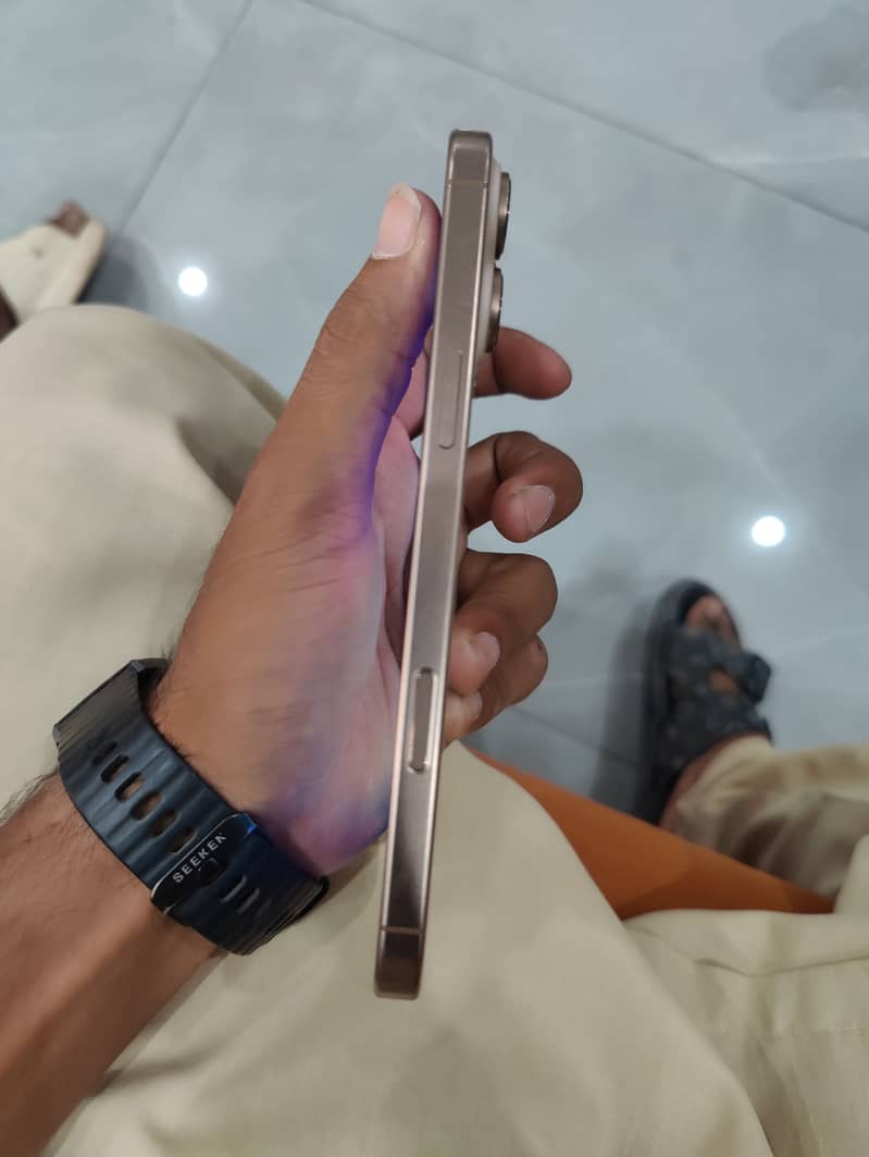 Apple iPhone 16 Pro Max 4