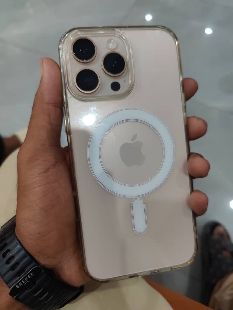 Apple iPhone 16 Pro Max 6