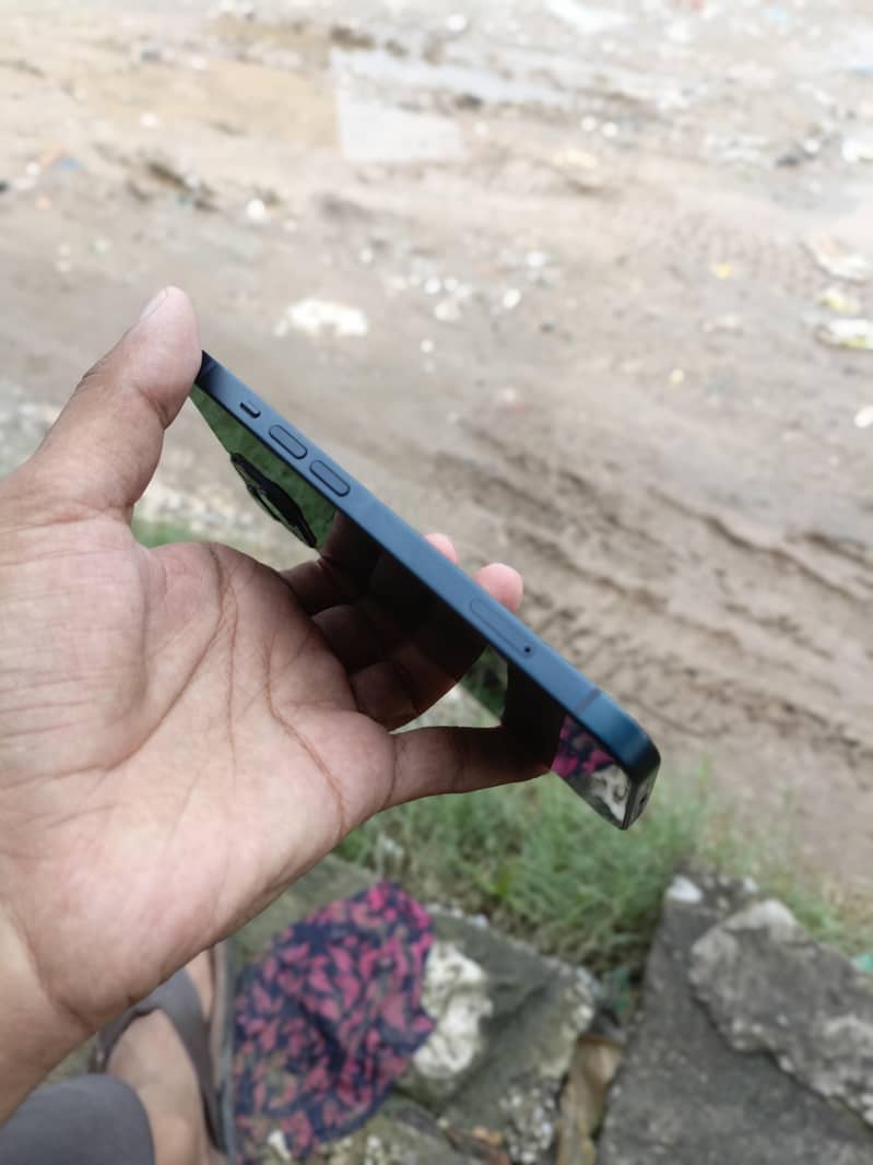 Apple iPhone 13 4