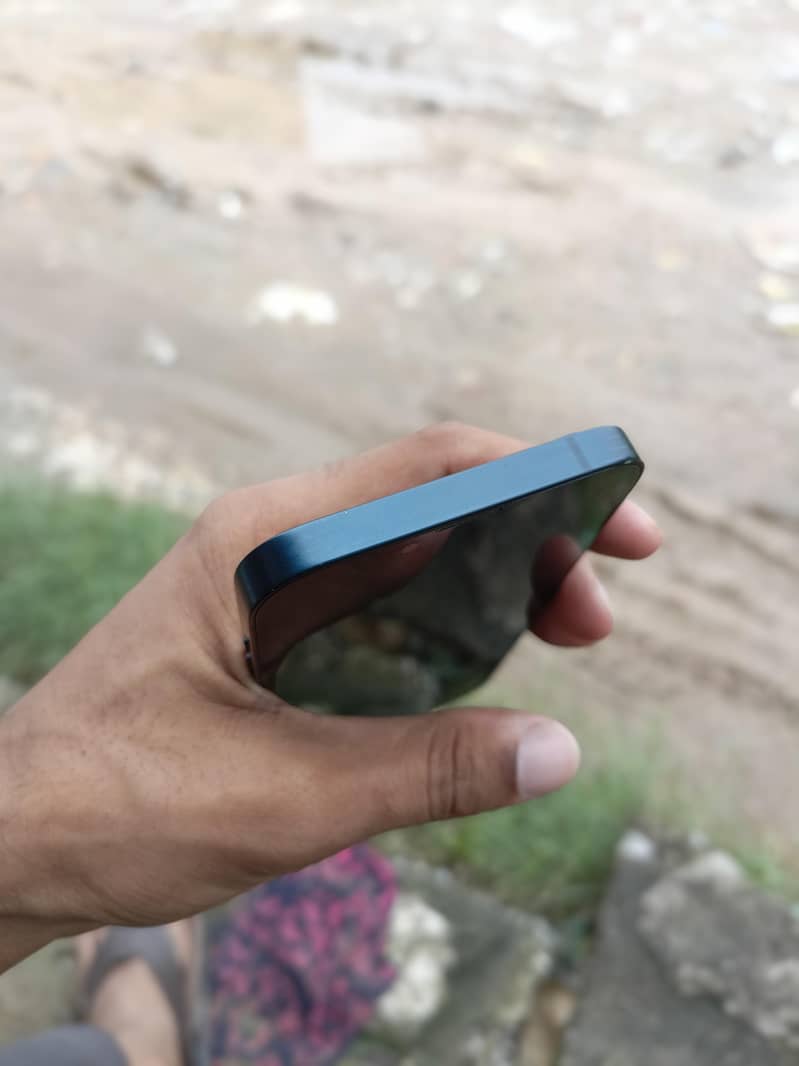 Apple iPhone 13 5