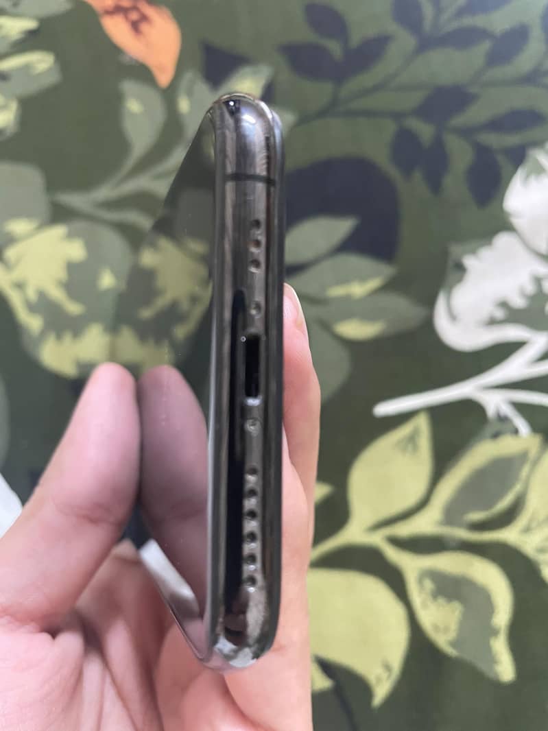 Apple iPhone XS 5