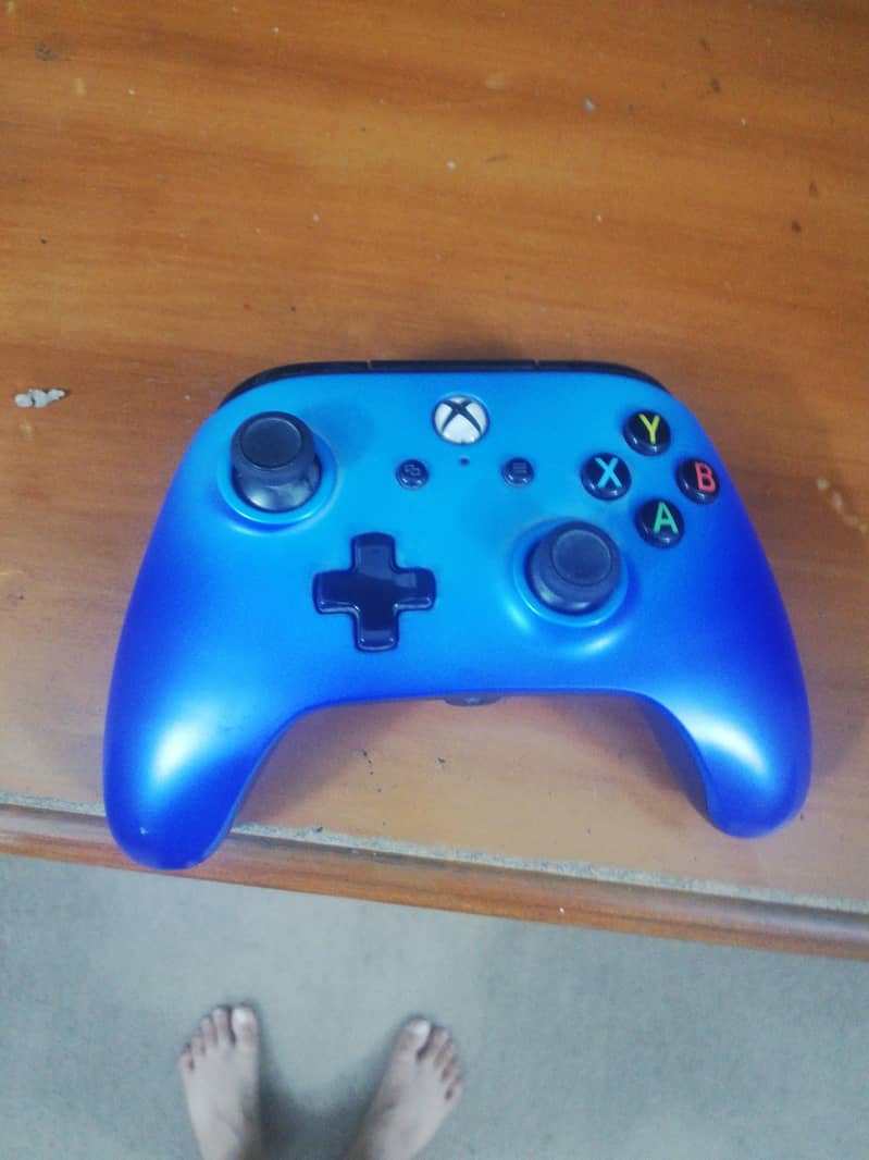 a Xbox controller compatible for series s and x and Xbox one 0