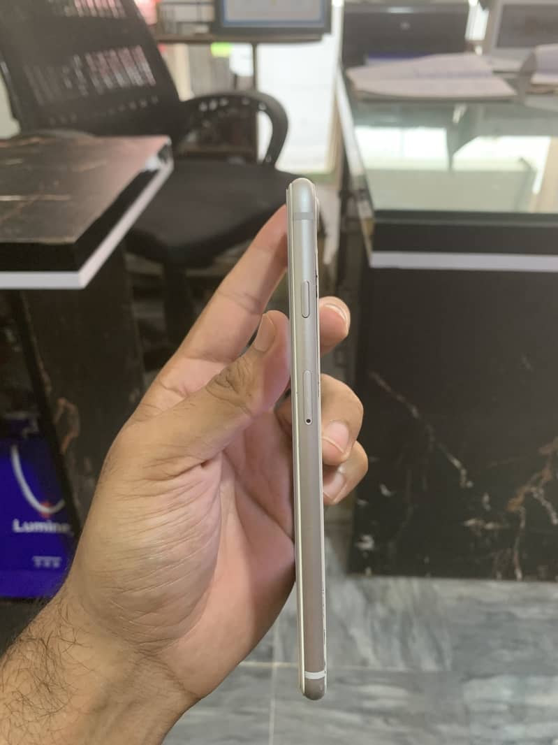 Apple iPhone 8 Plus 4