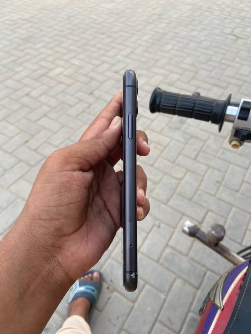 Apple iPhone 11 4