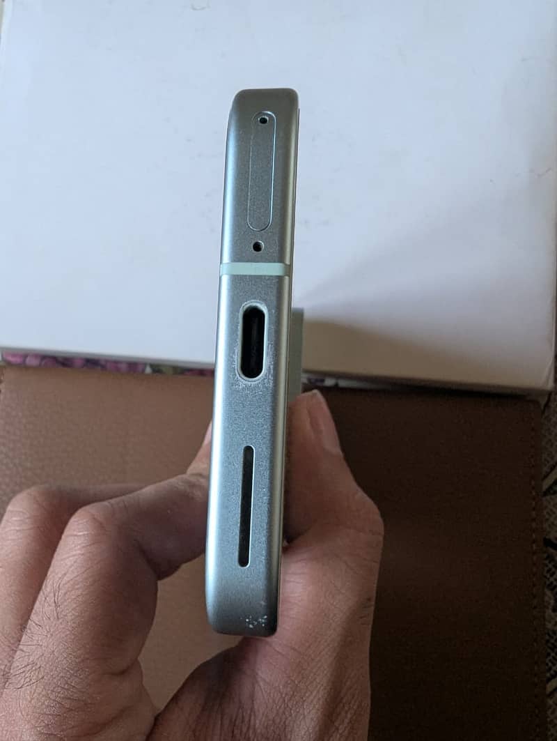 Google Pixel 9 5