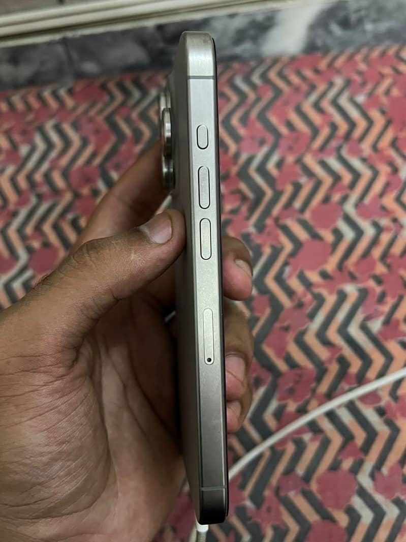 Apple iPhone 15 Pro 3