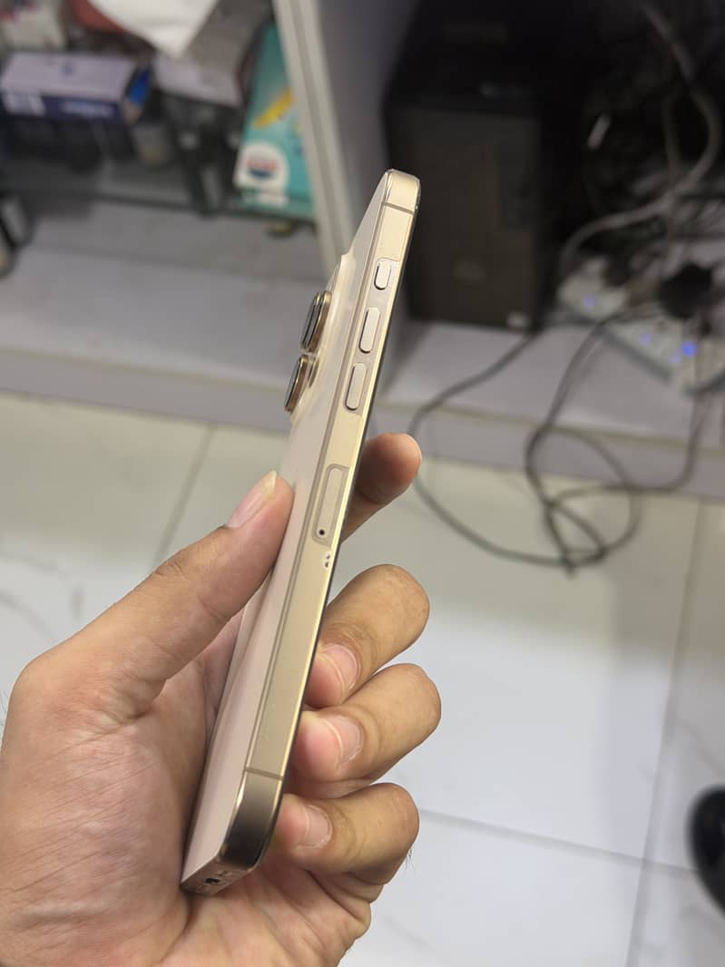Apple iPhone 16 Pro Max 0