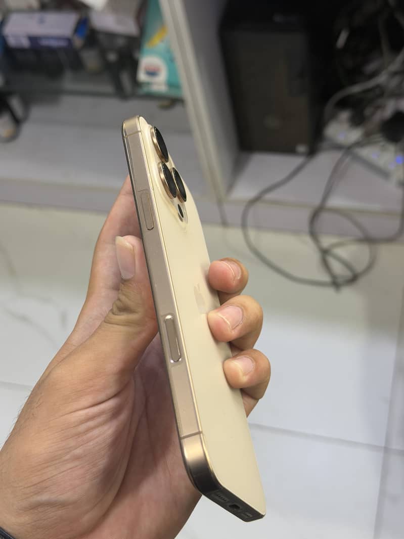 Apple iPhone 16 Pro Max 1