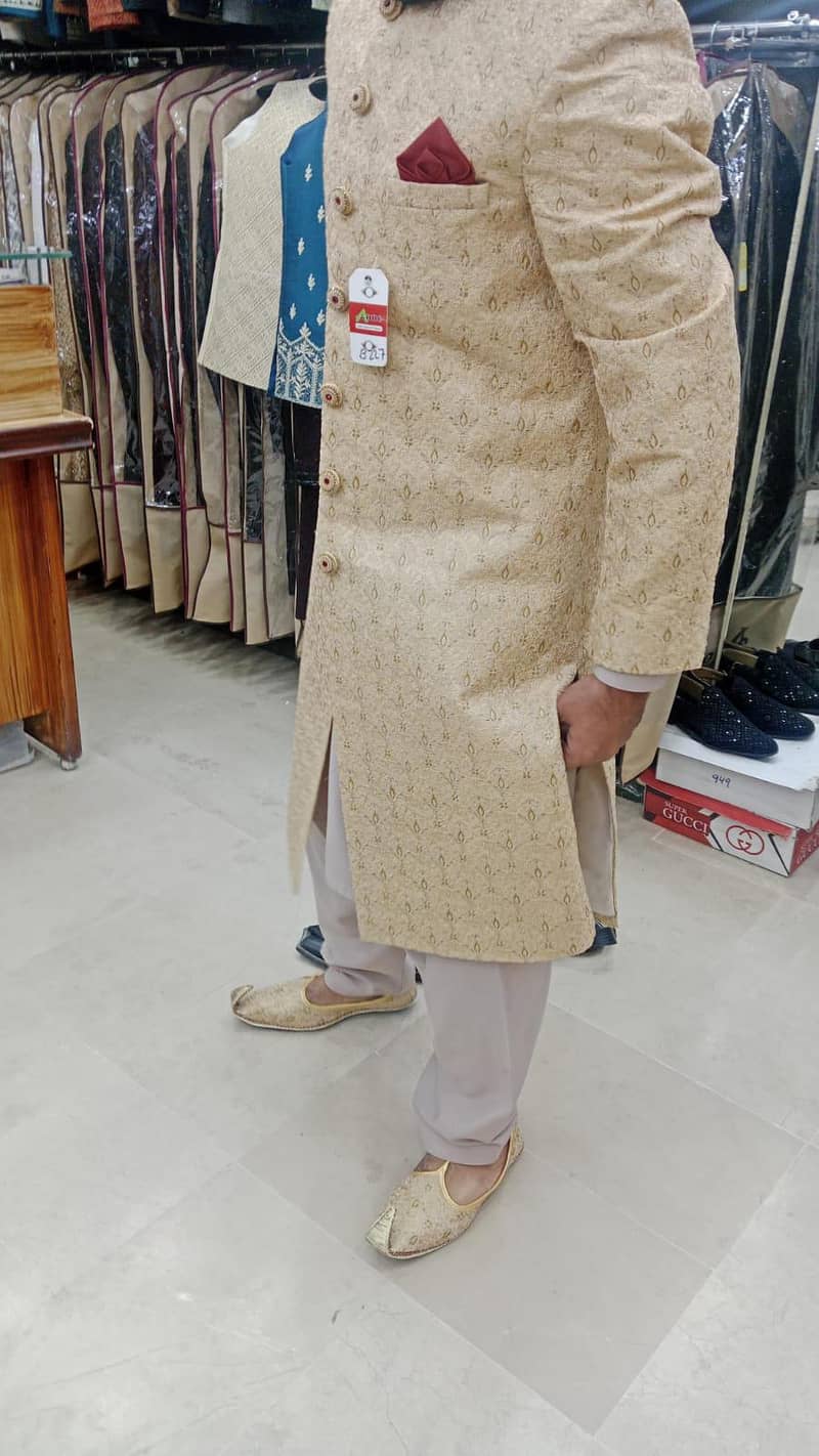 شاندار شیروانی فروخت کے لیے دستیاب ہے 1