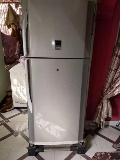 Selling the refrigerator SHARP HYBRID