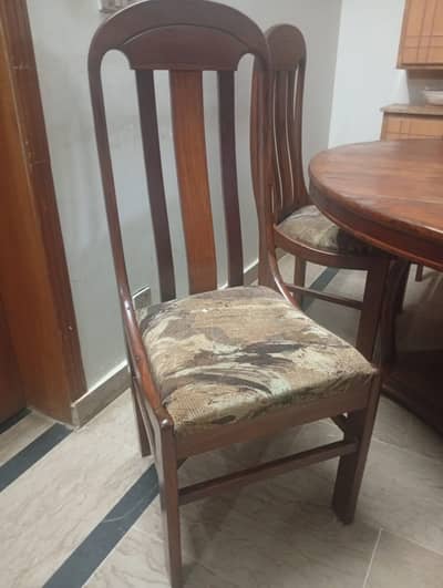 Round dining table with 6 chairs