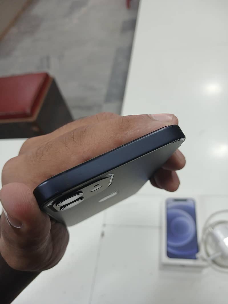 Apple iPhone 12 6