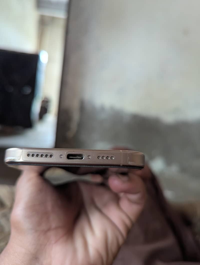 Apple iPhone 16 Pro Max 2