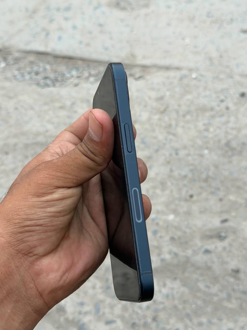 Apple iPhone 13 4