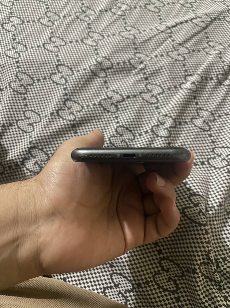 Apple iPhone 11 3