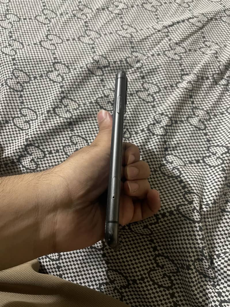 Apple iPhone 11 4