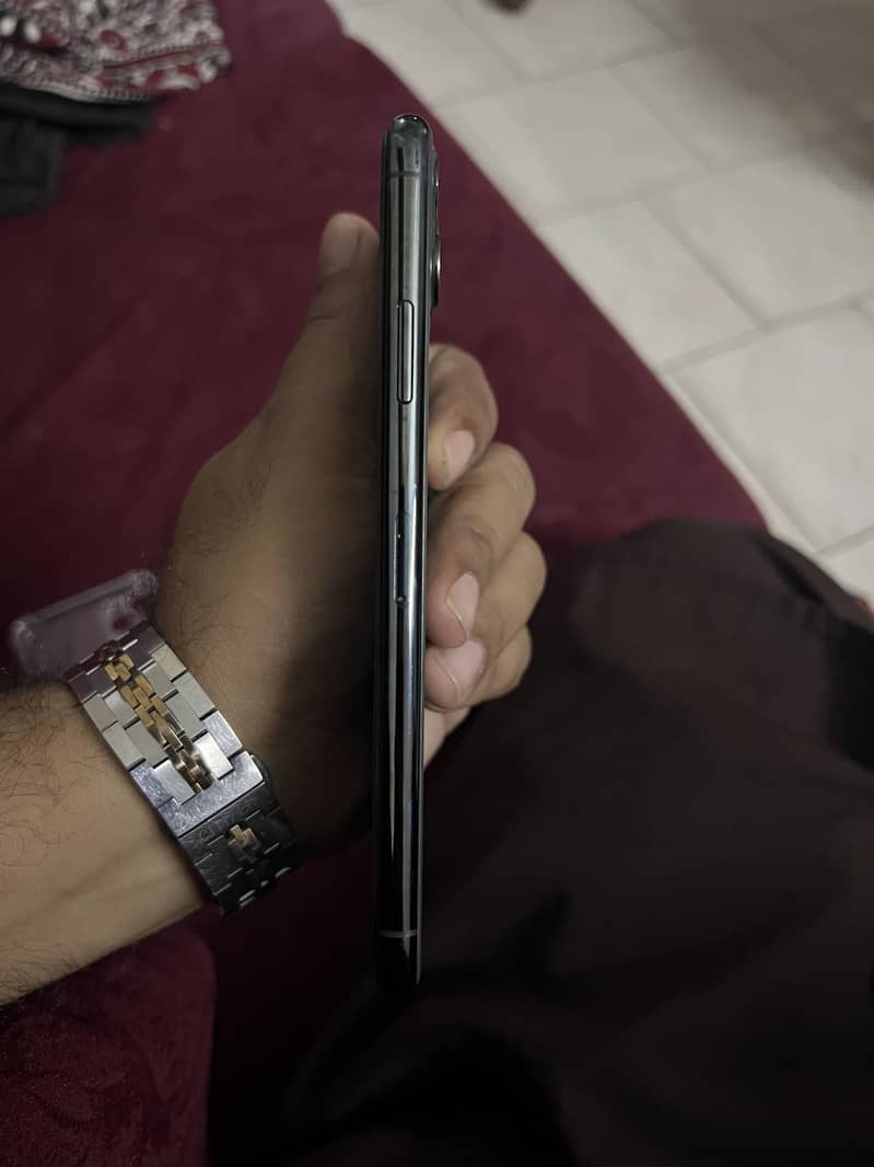 Apple iPhone 11 Pro Max 4