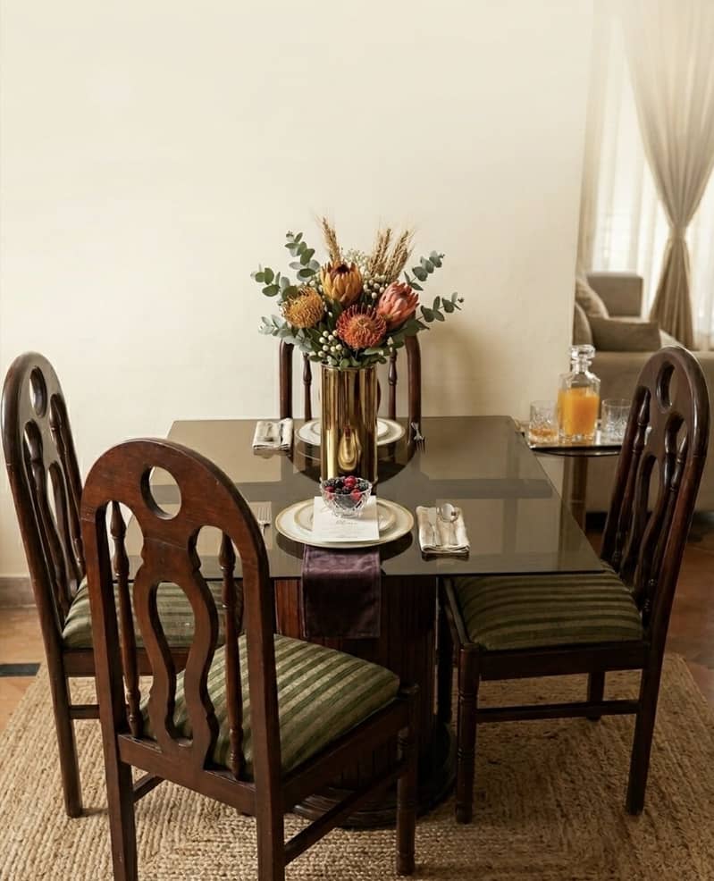 Dining table 0