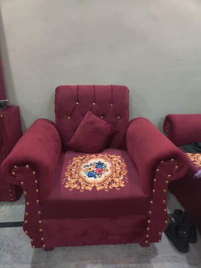 sofa set read caption?