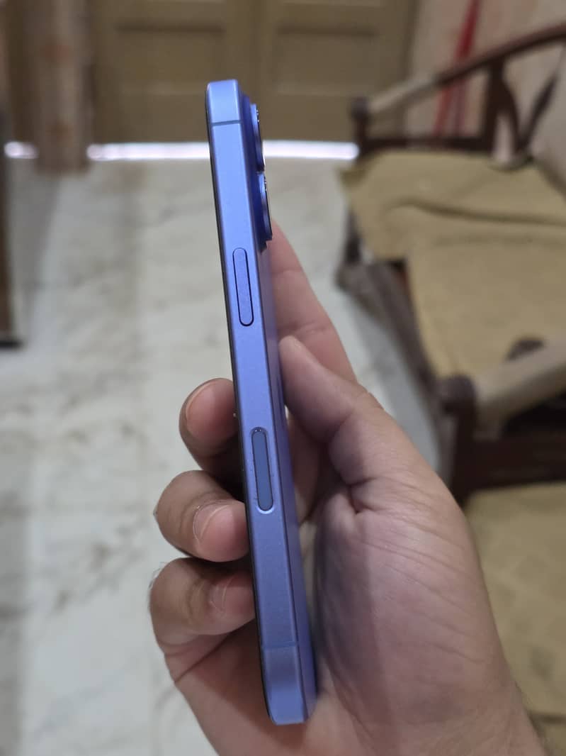 Apple iPhone 16 7