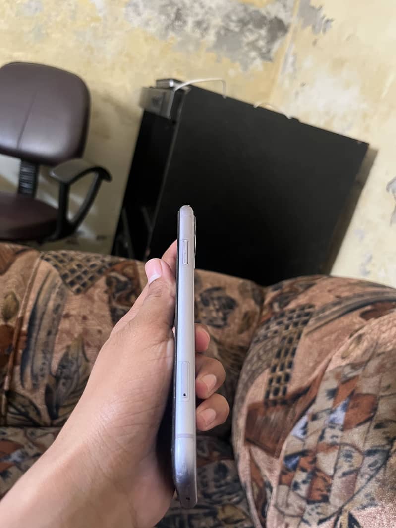 Apple iPhone 11 4