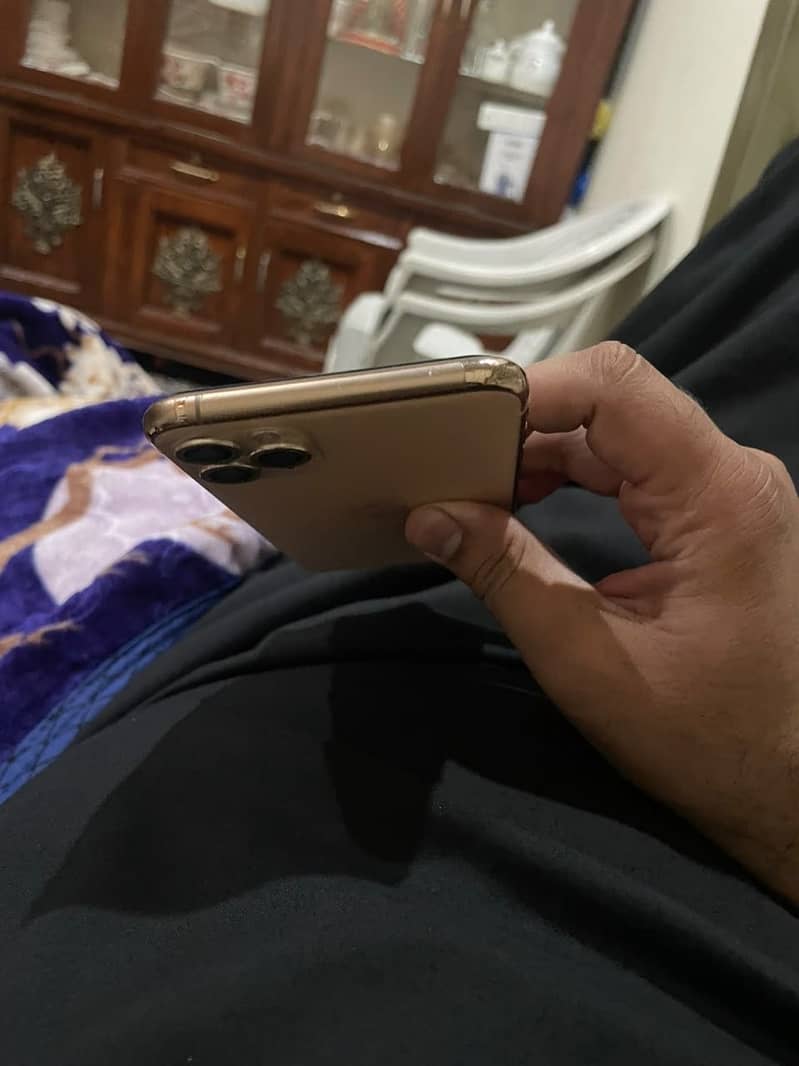 Apple iPhone 11 Pro Max 4