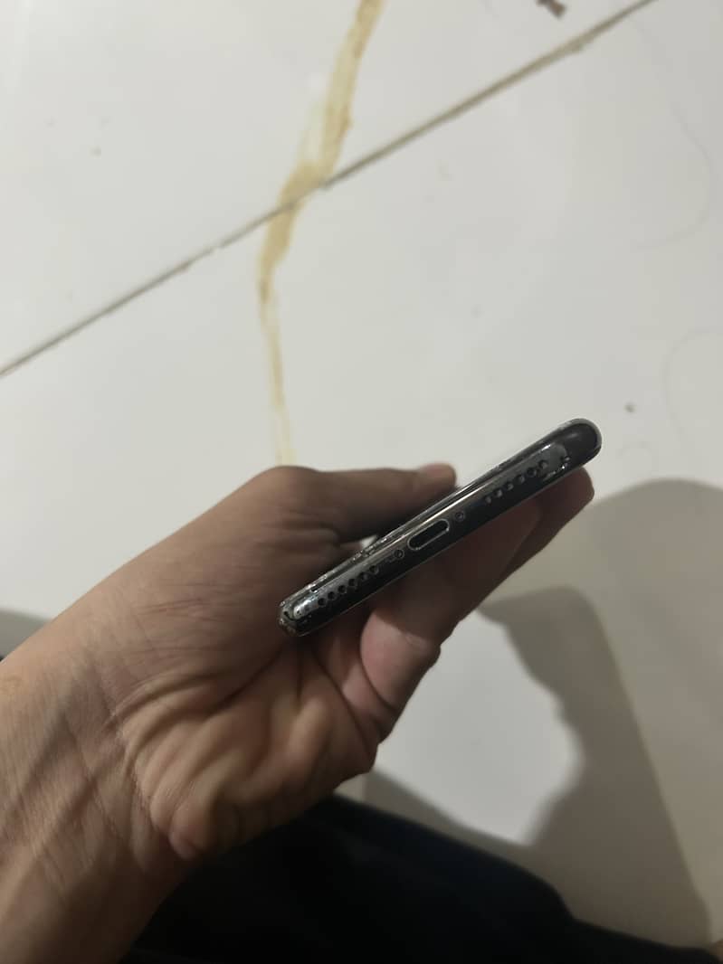 Apple iPhone X 4