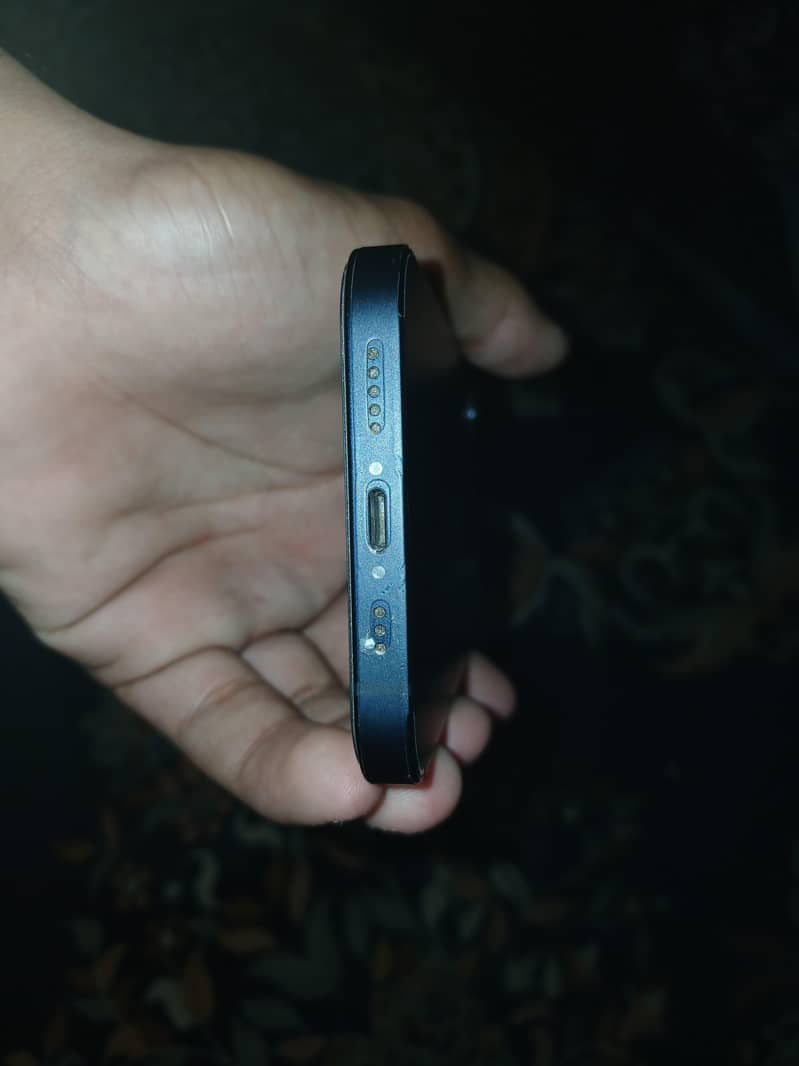 Apple iPhone 12 4