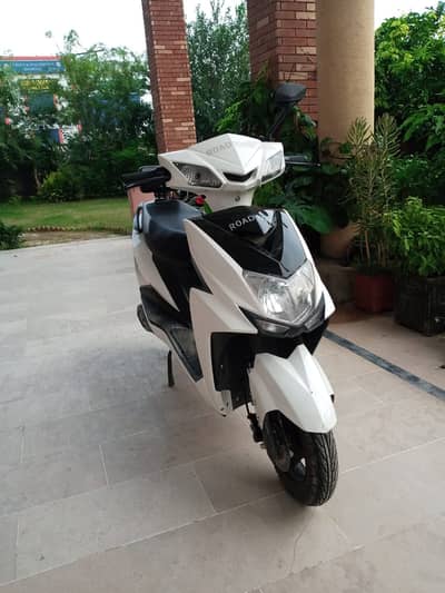 Metro Capital E Bikes R99 Pro Electric Scooty - White