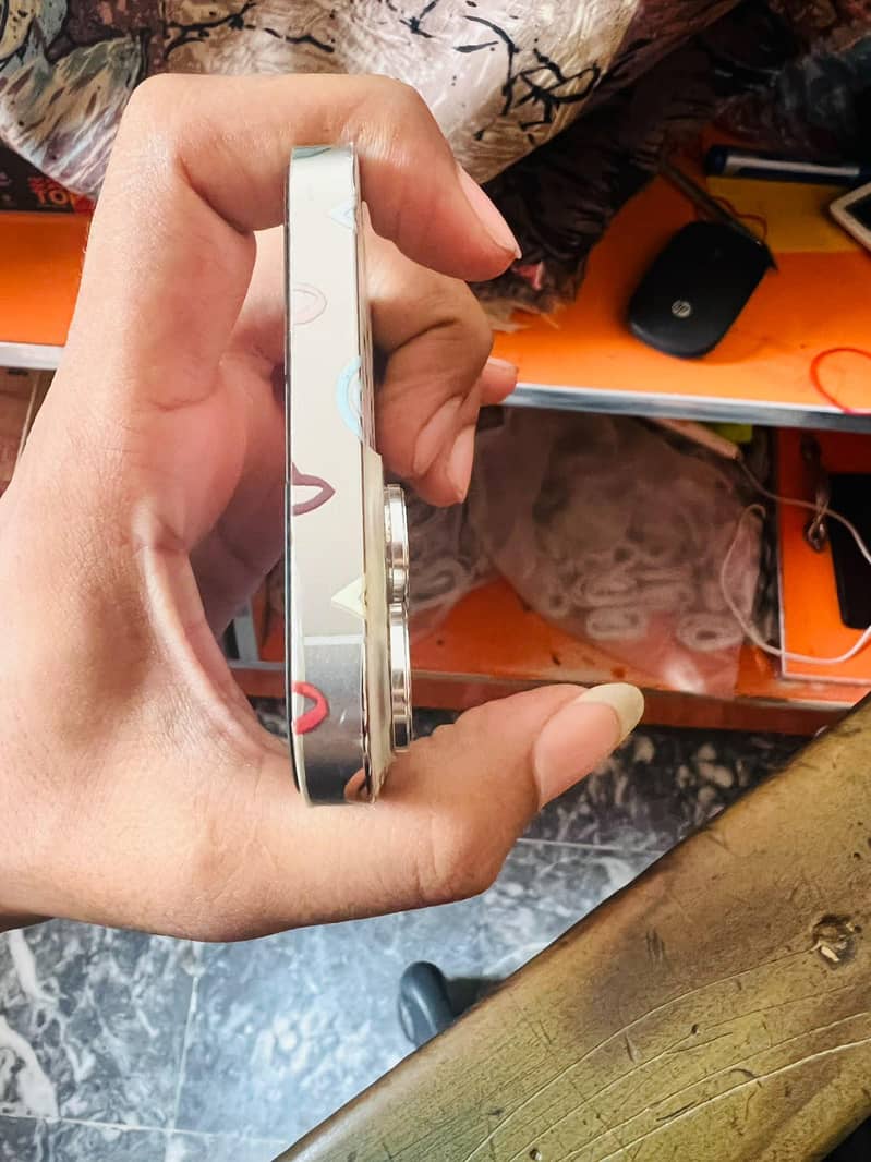 Apple iPhone 13 Pro Max 4