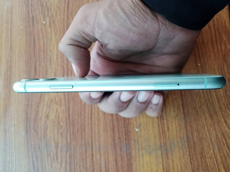 Apple iPhone 11 4