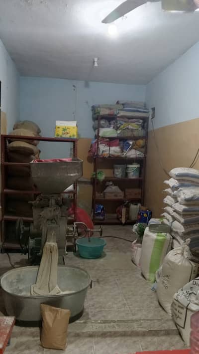Chakki karigar or salesman donon ky liye aik hi banda darkar hai