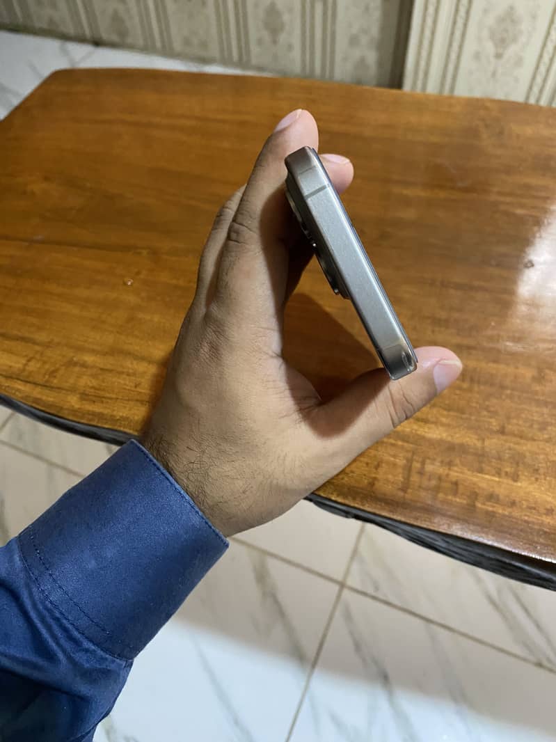 Apple iPhone 15 Pro 4